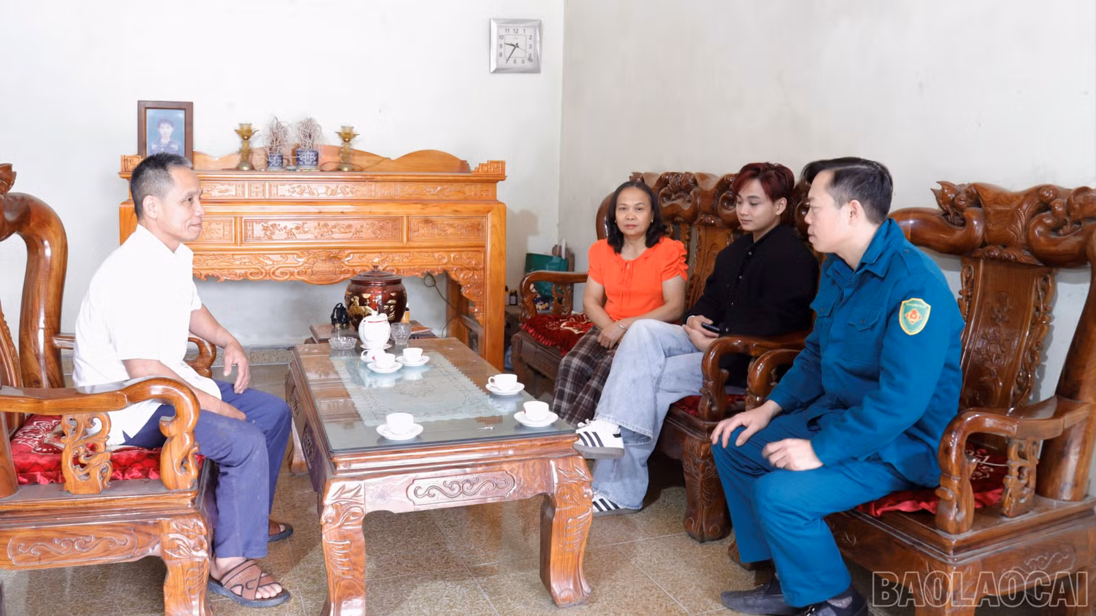 baolaocai-br_dai-dien-ban-chi-huy-quan-su-phuong-au-lau-gap-go-gia-dinh-cong-dan-nguyen-tien-tung-viet-don-tinh-nguyen-len-duong-thuc-hien-nghia-vu-quan-su-nam-2026.jpg