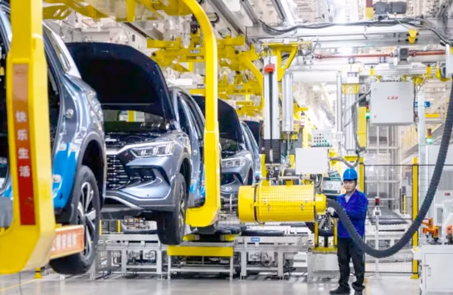 Dây chuyền lắp ráp xe điện tại Nhà máy BYD ở Trịnh Châu (Trung Quốc).