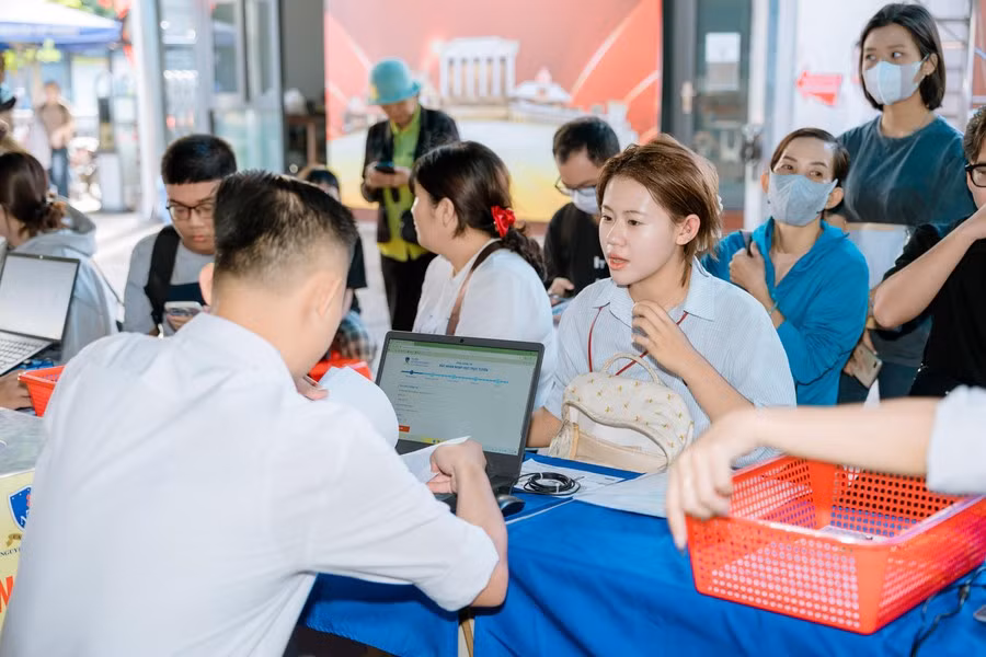 Sinh viên nhập học sáng 23/8 tại Trường Đại học Nguyễn Tất Thành. Ảnh: NTTU.