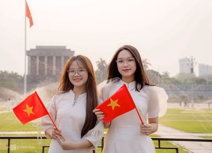 Thiếu nữ chụp ảnh trước quảng trường Ba Đình, Hà Nội, tháng 4/2025.
