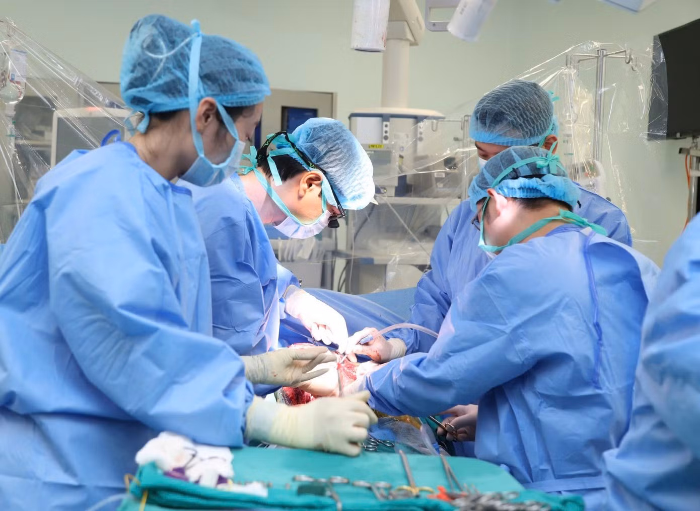 Các bác sĩ thực hiện ca ghép gan.