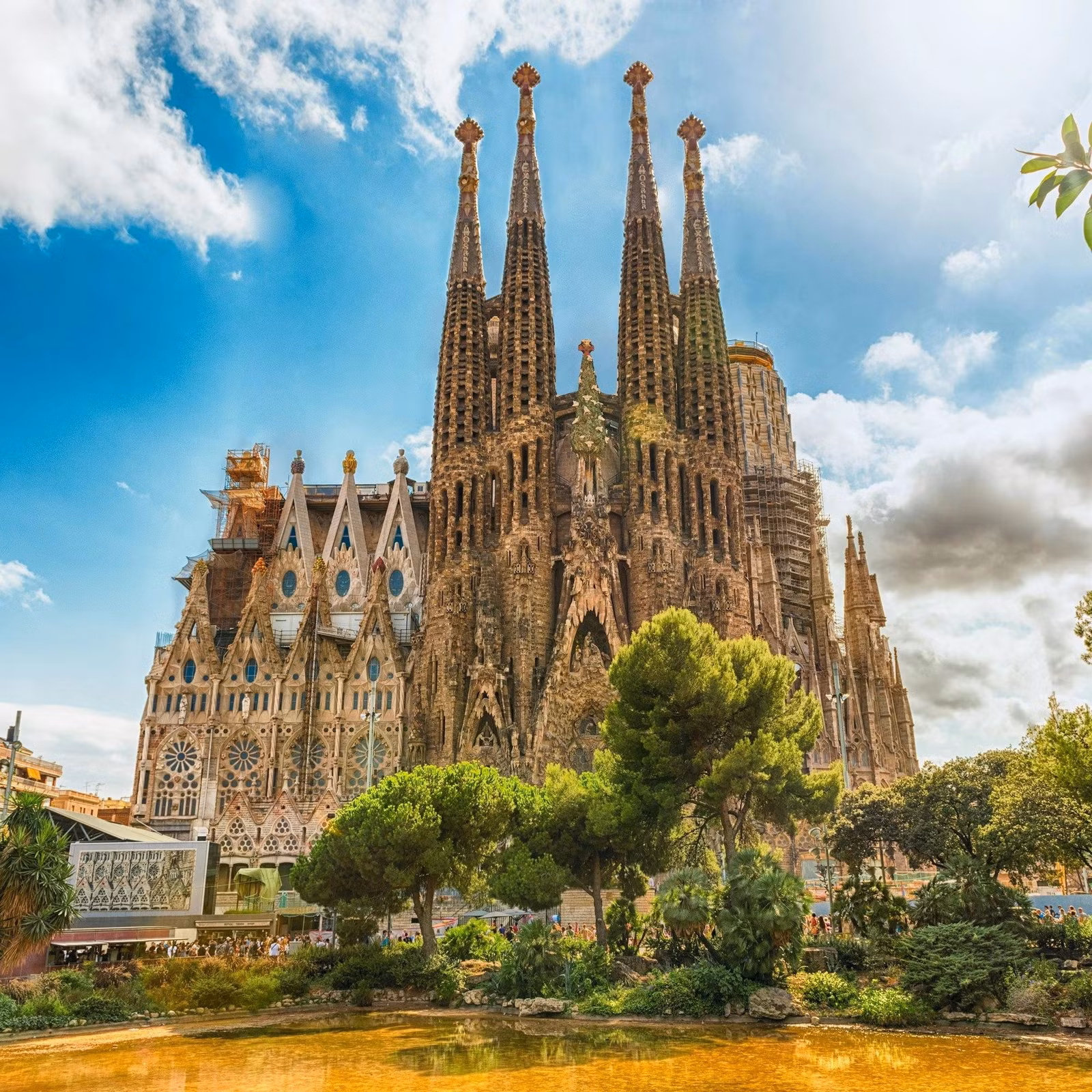 Không thể nói về Barcelona mà không nhắc đến Antoni Gaudí, kiến trúc sư người Catalan đã để lại dấu ấn khắp thành phố. Một chuyến đi dạo quanh thành phố sẽ dẫn bạn qua những công trình kiến trúc bằng đá và sắt uốn lượn của ông, bao gồm cả Công viên Güell và đỉnh cao là kiệt tác dang dở La Sagrada Família. Tuy nhiên, không chỉ có những bức tranh khảm đầy màu sắc: Từ núi non đến bãi biển, từ lịch sử đến hiện đại, Barcelona đầy nắng gần như có tất cả.