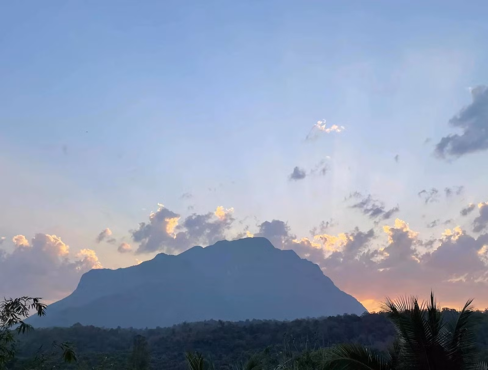 Nằm ở rìa một công viên quốc gia phía bắc Chiang Mai, Chiang Dao nổi bật bởi vẻ đẹp thiên nhiên hùng vĩ, với khung cảnh núi non tráng lệ từ lâu đã thu hút những người leo núi, người ngắm chim và người tìm kiếm sự giác ngộ tâm linh. Điểm nhấn của khu vực này là Doi Luang Chiang Dao, đỉnh núi cao thứ ba của Thái Lan, với khối đá vôi sừng sững, suối nước nóng, dòng sông mát lạnh và một cụm đền hang động cổ kính, tạo cảm giác như lạc vào một thế giới khác biệt hoàn toàn với thành phố.
