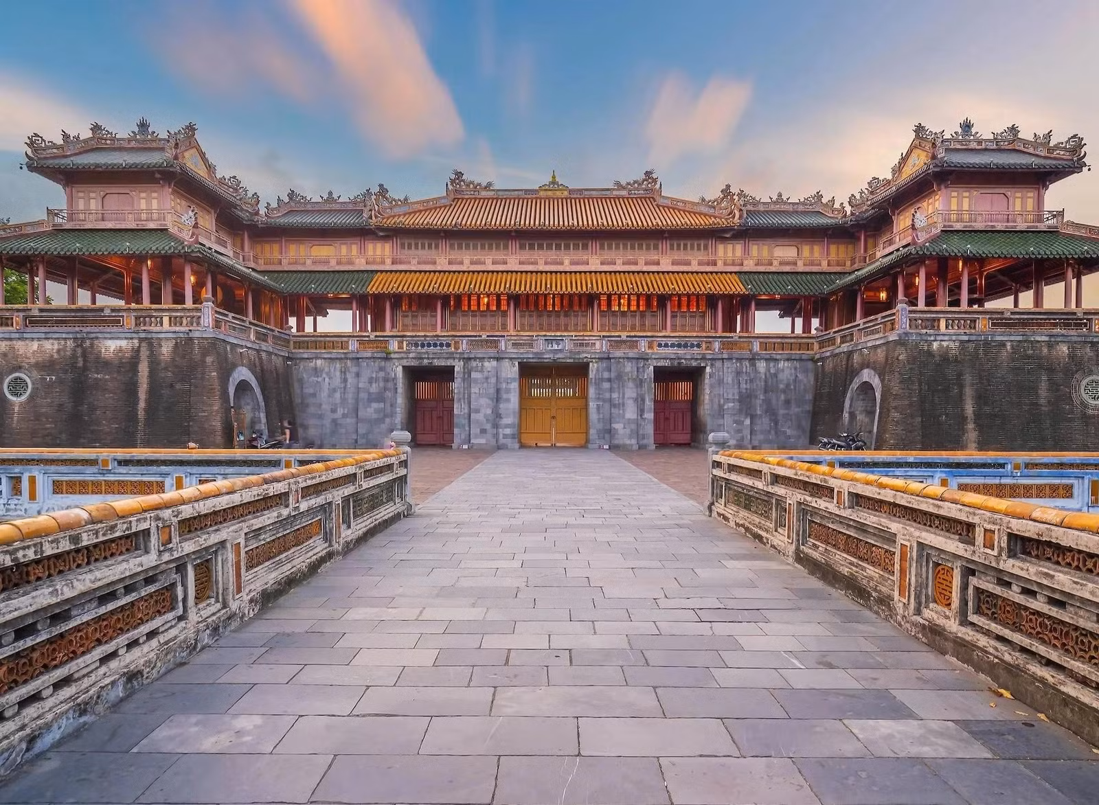 Miền Trung Việt Nam chính thức thoát khỏi cái bóng của các thành phố lớn để trở thành một điểm đến quan trọng vào năm 2026. Việc đến đây chưa bao giờ dễ dàng hơn nhờ làn sóng các chuyến bay quốc tế mới hạ cánh tại sân bay quốc tế Đà Nẵng, và cảnh quan thành phố đang được nâng cấp đáng kể với sự ra mắt của nhiều khách sạn hạng sang. Xa hơn một chút dọc bờ biển, cố đô Huế đang trải qua một cuộc phục hưng hoàng gia toàn diện, với những công trình phục dựng văn hóa đáng kinh ngạc đang được tiến hành. Từ những cồn cát của Mũi Né đến vẻ quyến rũ ven biển thanh bình của Đà Nẵng, toàn bộ khu vực này mang đến sự cân bằng hoàn hảo giữa phiêu lưu và sang trọng.
