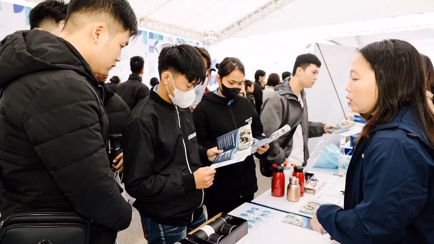 Thanh niên được giới thiệu, tư vấn việc làm.