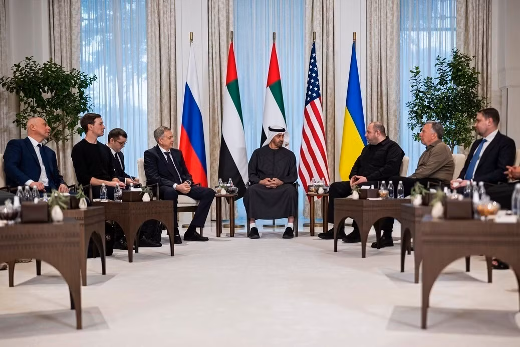 Tổng thống Các Tiêu vương quốc Arab Thống nhất (UAE) Sheikh Mohamed bin Zayed al-Nahyan (giữa) trong cuộc gặp đại diện phái đoàn Mỹ, Liên bang Nga và Ukraine tham dự cuộc đàm phán ba bên, tại thủ đô Abu Dhabi của UAE, ngày 23/1/2026.