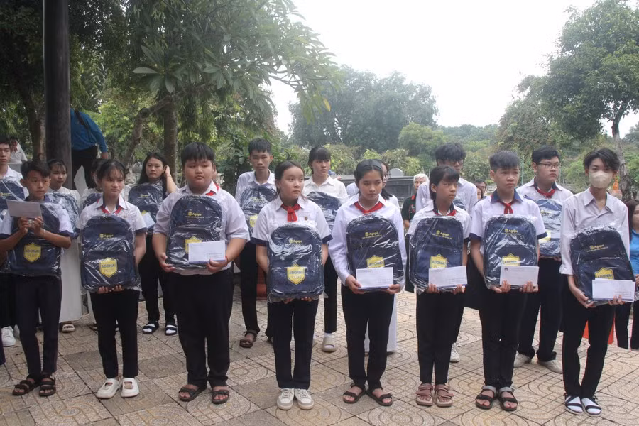 Tặng quà cho học sinh vượt khó.