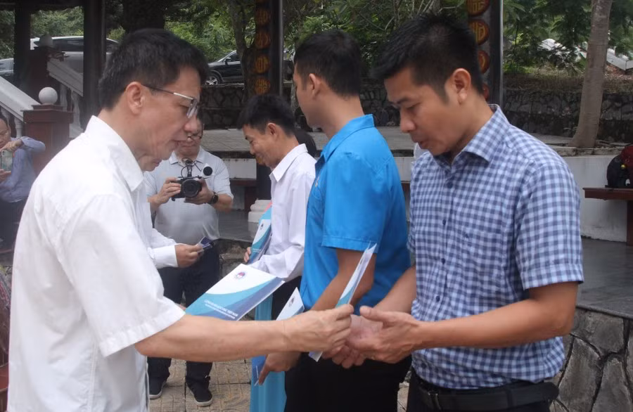 TS Nguyễn Ngọc Ân - Chủ tịch Công đoàn Giáo dục Việt Nam trao tặng quà đến các thầy cô.