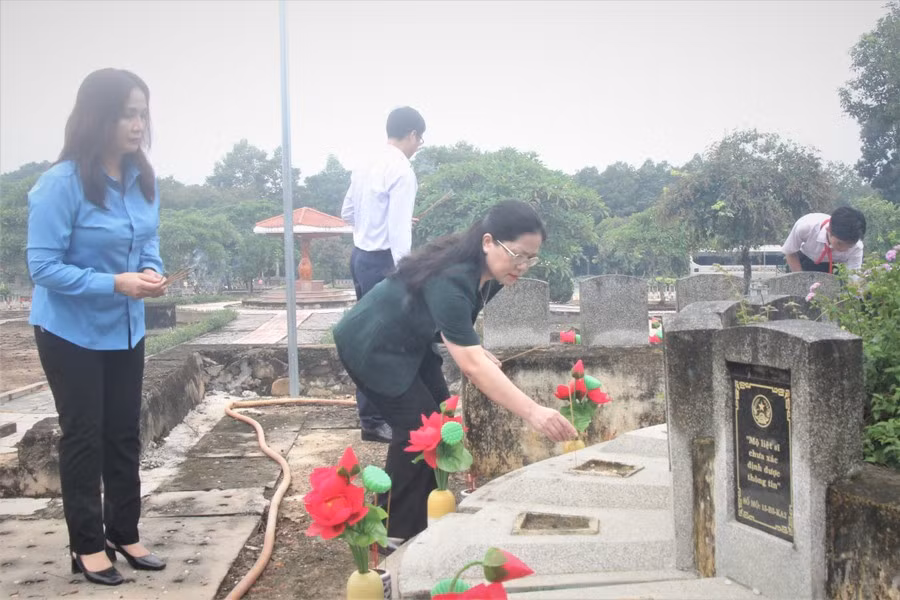 Thứ trưởng Nguyễn Thị Kim Chi thắp hương tại các phần mộ liệt sĩ.