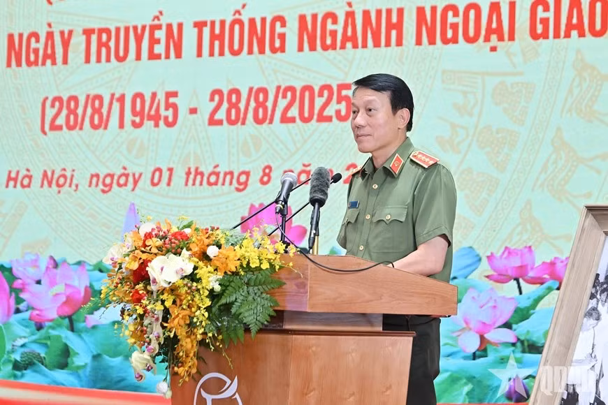Đại tướng Lương Tam Quang phát biểu tại buổi gặp mặt.