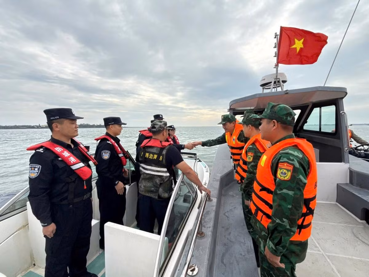 Đồn Biên phòng Hải Hòa, Bộ đội Biên phòng tỉnh Quảng Ninh (Việt Nam) phối hợp với Chi đội quản lý biên giới Phòng Thành Cảng (tỉnh Quảng Tây, Trung Quốc) tổ chức tuần tra song phương trên sông Bắc Luân.