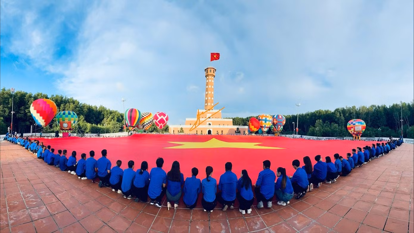 Lễ chào cờ và Lễ thượng cờ có sự tham gia của gần 1.500 người.