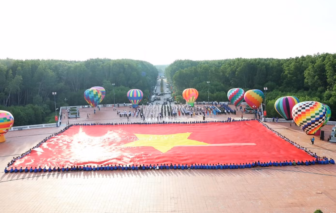 Tổ chức Kỷ lục Việt Nam (Vietking) đã trao bằng kỷ lục “Lá Đại kỳ Tổ quốc bằng vải lớn nhất Việt Nam” với diện tích 2.025m² tới UBND tỉnh Cà Mau.