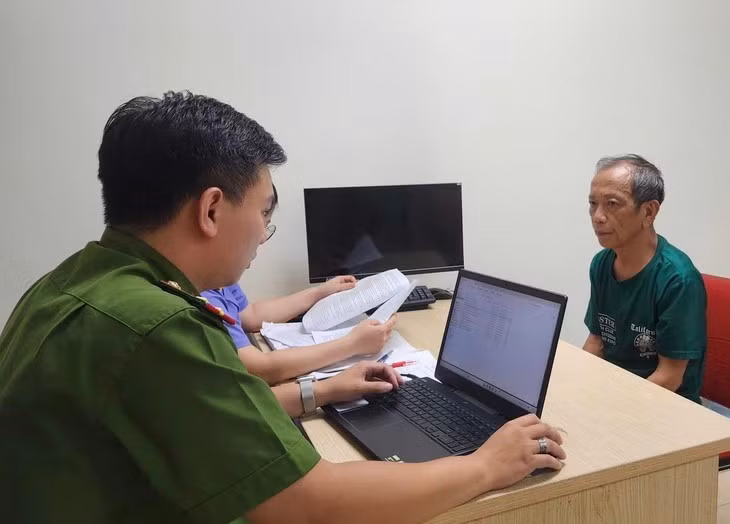 Công an làm việc, lấy lời khai với nghi phạm Nam. (Ảnh: Công an cung cấp)