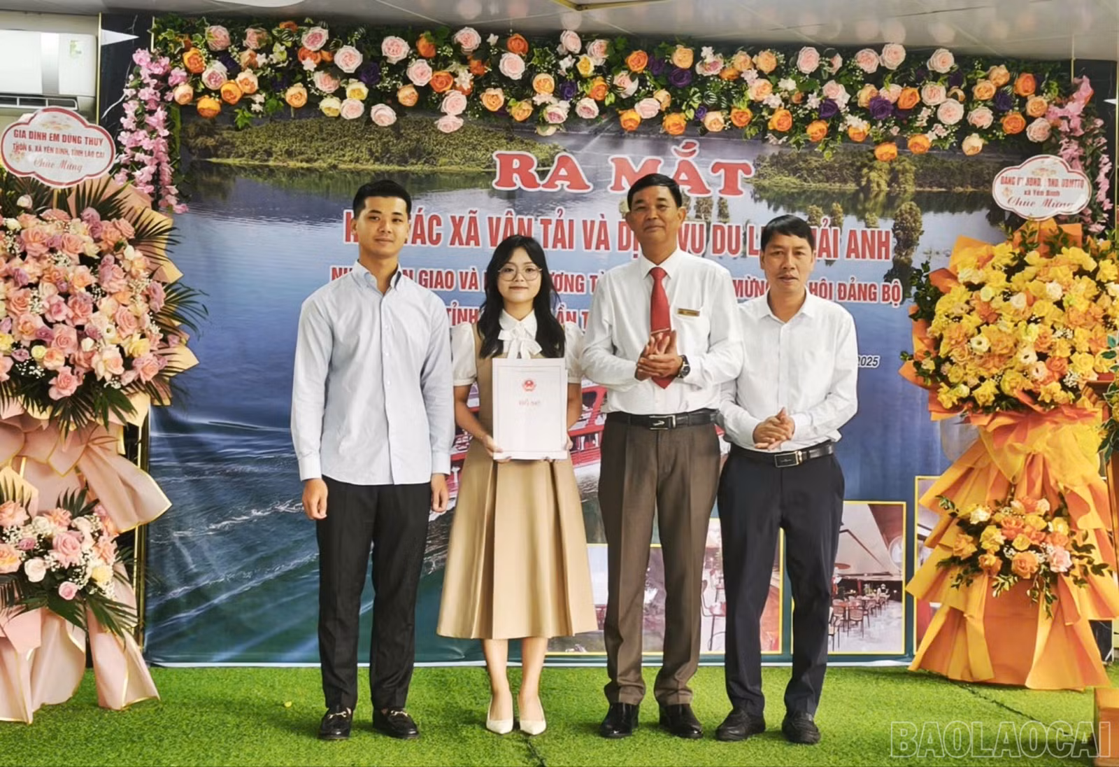 baolaocai-br_lanh-dao-xa-trao-quyet-dinh-thanh-lap-htx.jpg