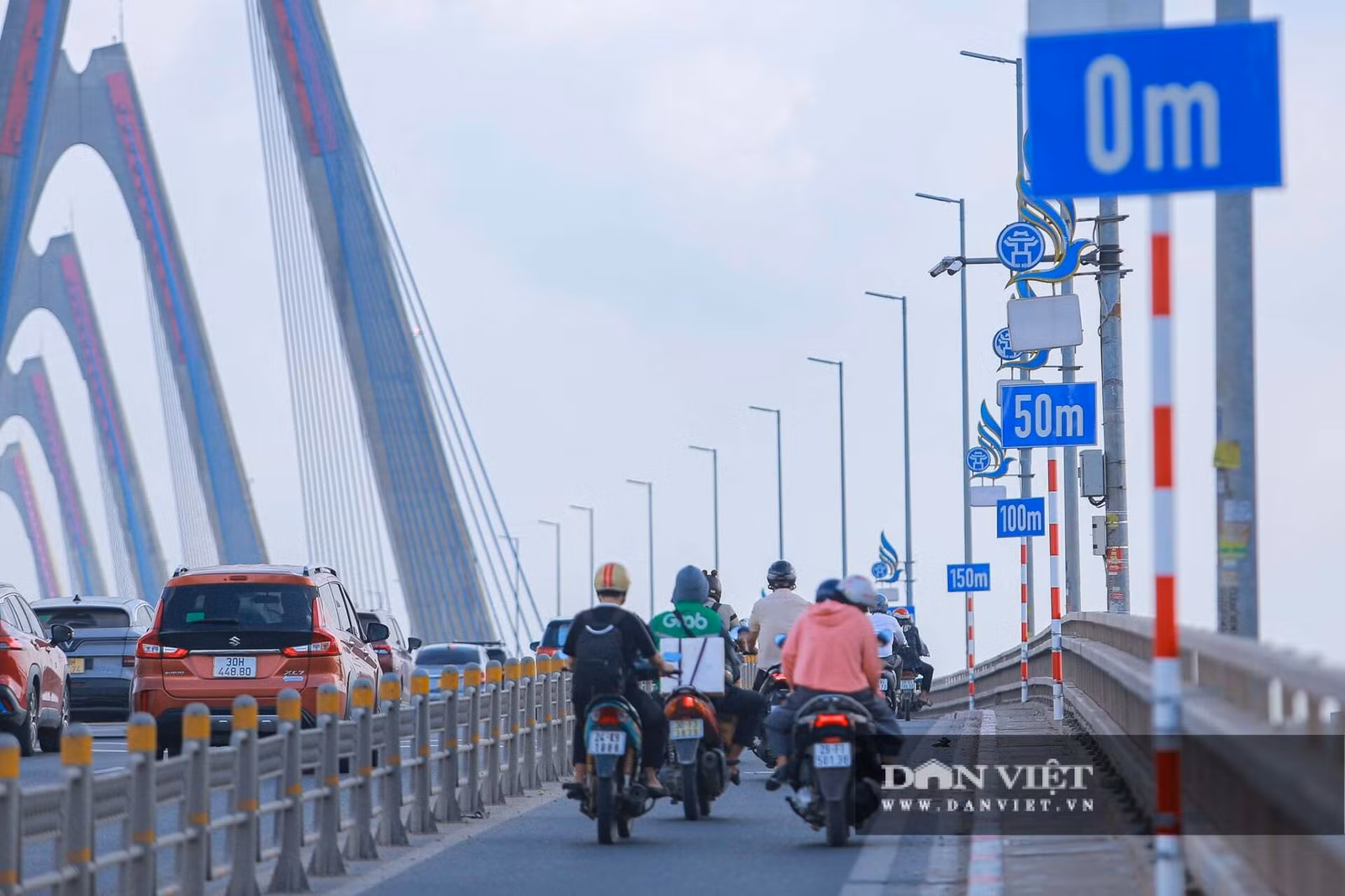 Các mốc 0m, 50m, 100m, 150m và 200m được lắp trên cầu Nhật Tân trước khi bị tháo dỡ. Ảnh: Khổng Chí