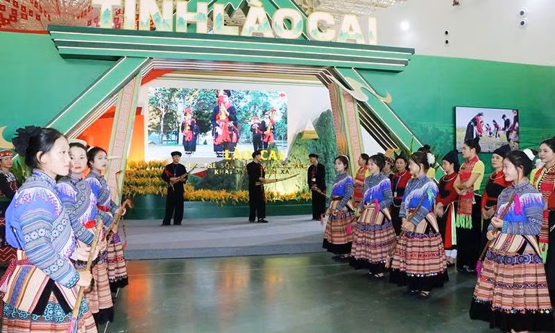Các nghệ nhân miệt mài tập luyện và sẵn sàng chào đón du khách trước giờ tổng duyệt.