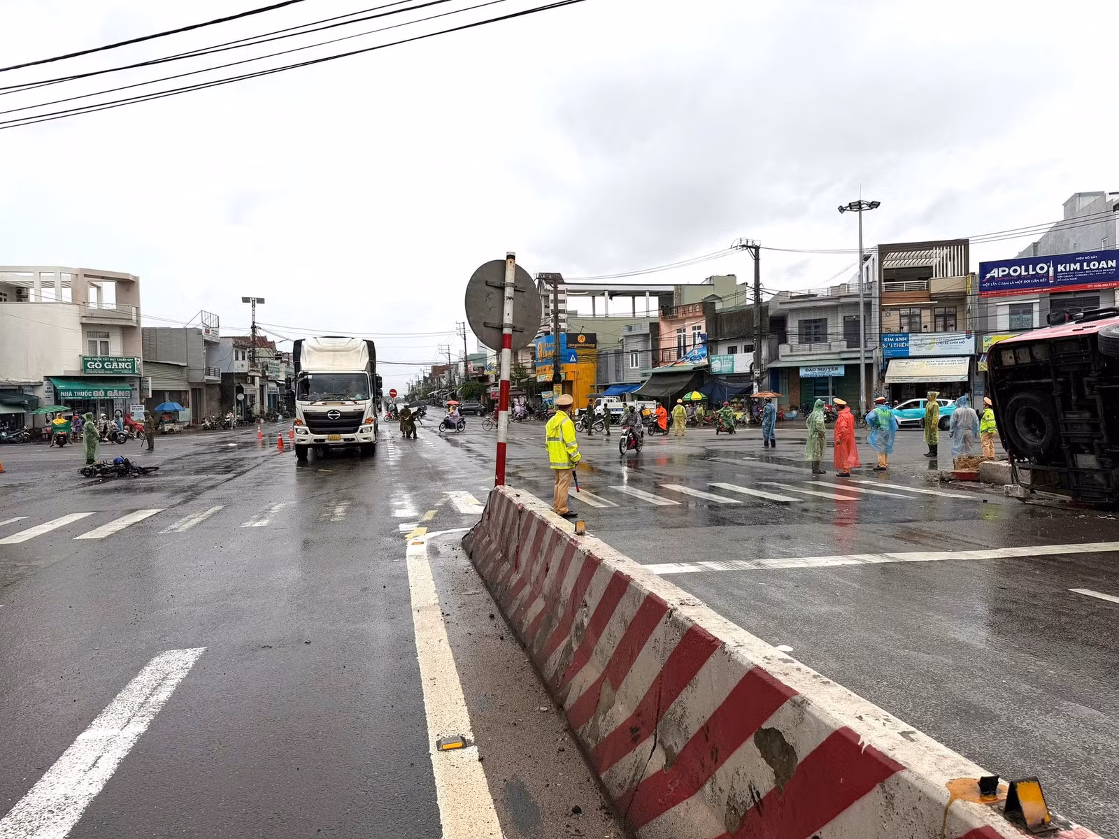 Lực lượng CSGT và các đơn vị liên quan có mặt tại hiện trường để hỗ trợ công tác cứu nạn và phân luồng giao thông (Ảnh Nguyễn Chơn).