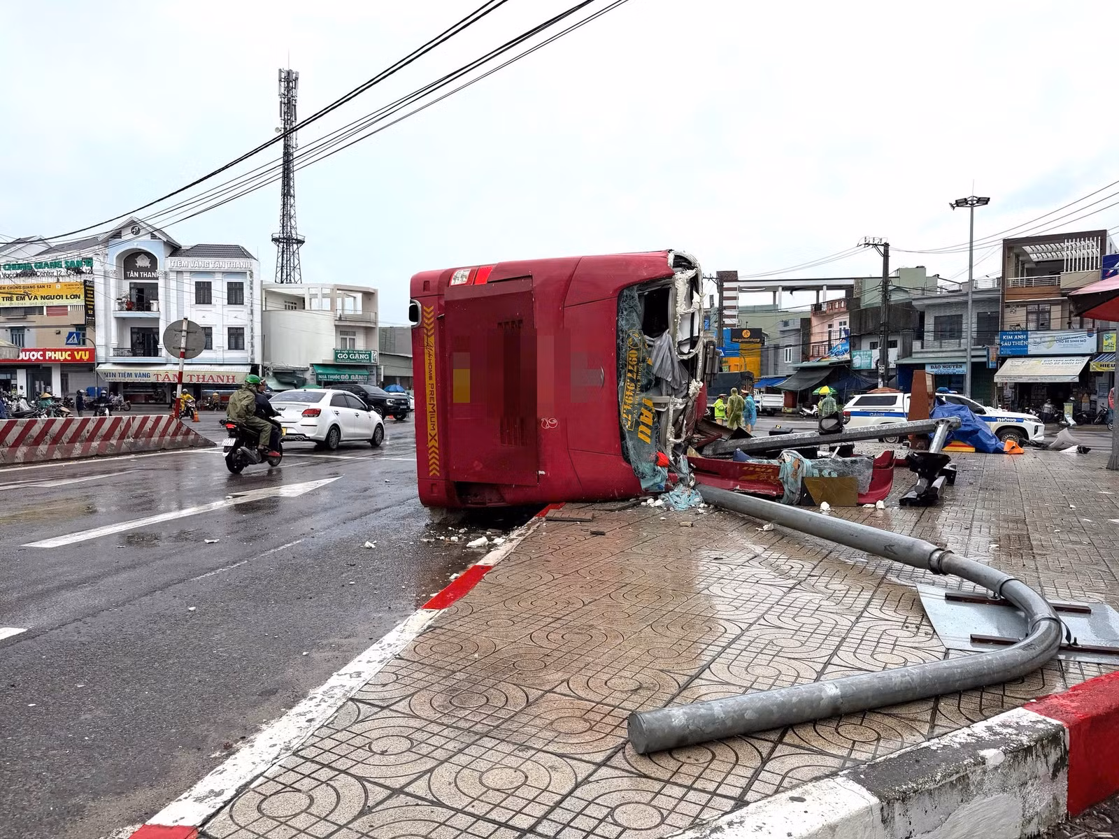 Sau cú tông liên hoàn, chiếc xe khách lật nghiêng bên vệ đường (Ảnh Nguyễn Chơn).
