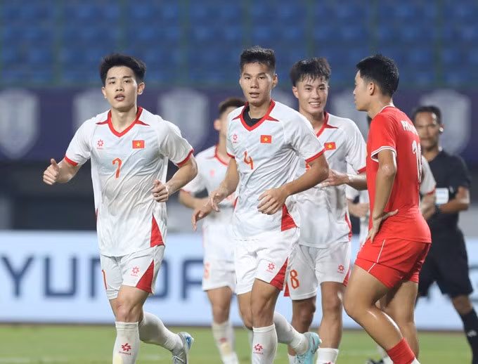 Hiểu Minh và các đồng đội sẽ có cơ hội thể hiện tài năng ở ĐT Việt Nam trong 2 trận gặp Nepal sắp tới.