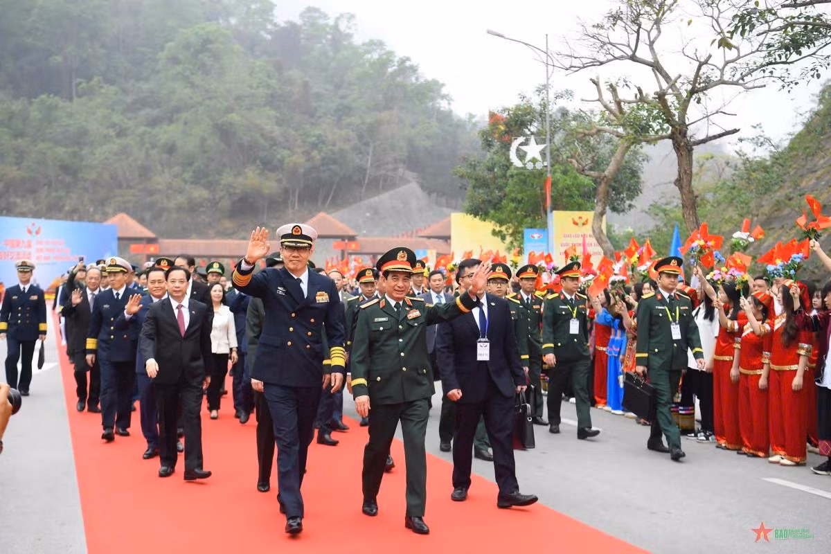 Đại tướng Phan Văn Giang, Ủy viên Bộ Chính trị, Phó Bí thư Quân ủy Trung ương, Bộ trưởng Bộ Quốc phòng Việt Nam chủ trì Lễ đón đoàn đại biểu cấp cao Bộ Quốc phòng Trung Quốc do Thượng tướng Đổng Quân, Ủy viên Trung ương Đảng Cộng sản Trung Quốc, Bộ trưởng Bộ Quốc phòng Trung Quốc sang tham gia các hoạt động trong khuôn khổ Giao lưu hữu nghị Quốc phòng biên giới Việt Nam - Trung Quốc lần thứ 9 (tháng 4/2025) tại tỉnh Lạng Sơn (Việt Nam) và Khu tự trị dân tộc Choang Quảng Tây (Trung Quốc).