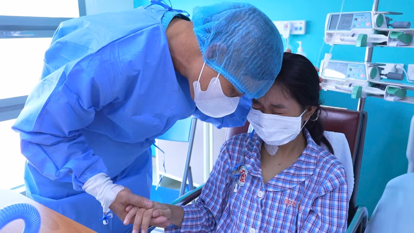 Hai bố con bệnh nhân hạnh phúc gặp lại sau ca đại phẫu.