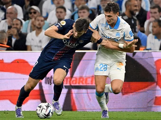 PSG (trái) đang tỏ ra thiếu ổn định.