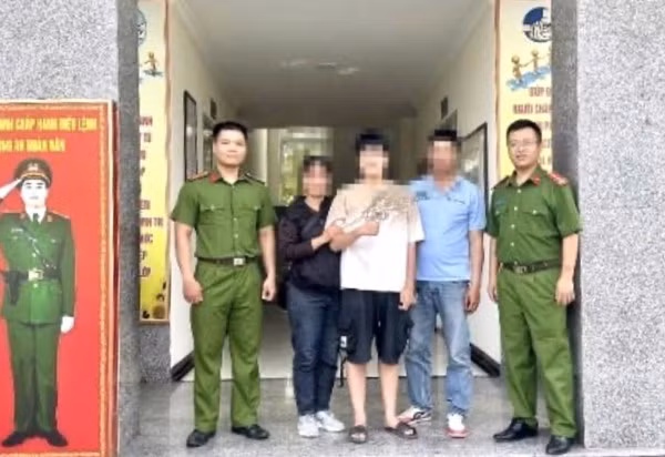 Gia đình cháu M xúc động cảm ơn các CBCS Công an phường Sơn Tây đã kịp thời ngăn chặn bẫy lừa đảo "bắt cóc online".