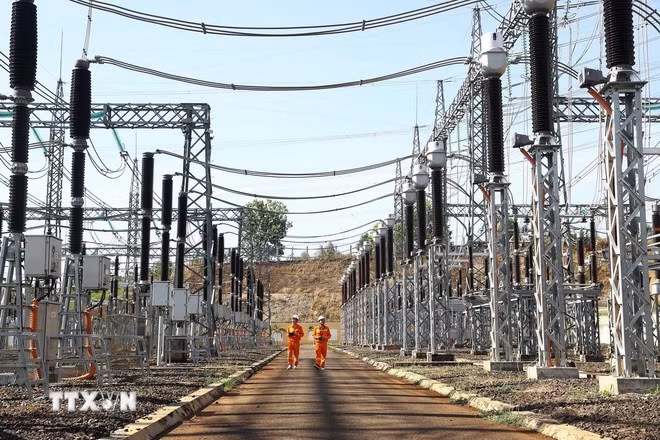 Công nhân trực vận hành tại Trạm biến áp 500kV Pleiku2 (Gia Lai).
