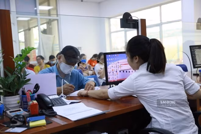Chính phủ đề xuất sửa đổi, bổ sung khoản 2 Điều 68 của Luật BHXH năm 2024 về mức hưởng trợ cấp một lần khi nghỉ hưu. Ảnh: Hải Nguyễn