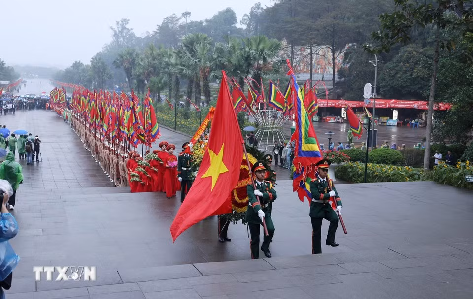 Đoàn dâng hương khởi hành lên núi Nghĩa Lĩnh tại Lễ Giỗ Tổ Hùng Vương năm 2025.