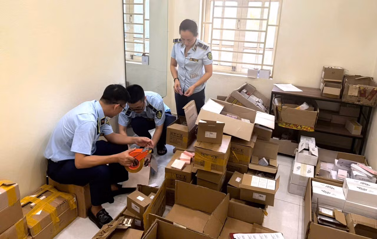 Lực lượng QLTT phát hiện hơn 1.000 sản phẩm mỹ phẩm, kem nền, phấn má hồng không rõ nguồn gốc. Ảnh: QLTT tỉnh Thanh Hóa.