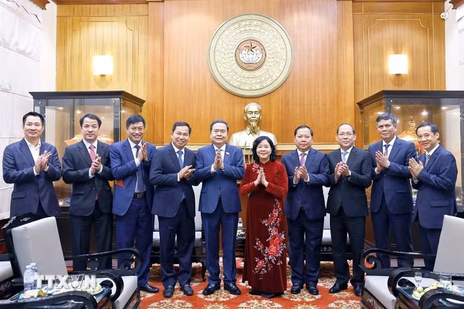 Chủ tịch Quốc hội Trần Thanh Mẫn với đại biểu.