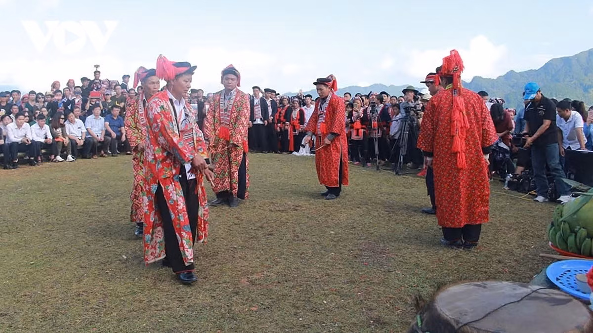 Các thầy cúng múa chuông trong lễ cúng Bàn Vương.