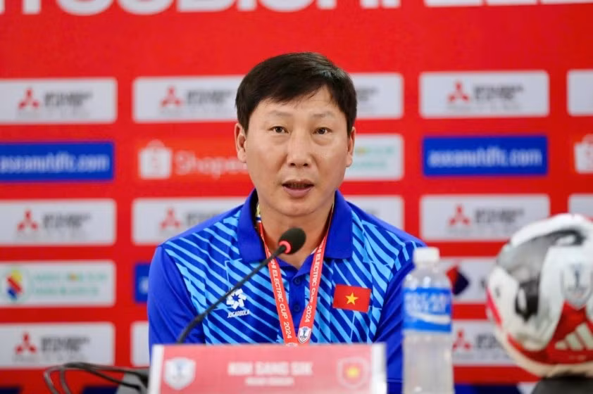 Chính HLV Kim Sang Sik là người đã đề xuất nhập tịch 2 cầu thủ này.