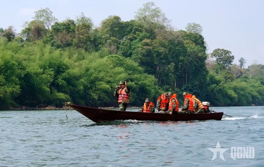 Cán bộ, chiến sĩ Đồn Biên phòng Ia Chía (Ban chỉ huy Bộ đội Biên phòng tỉnh Gia Lai) tuần tra trên sông Pô Cô.