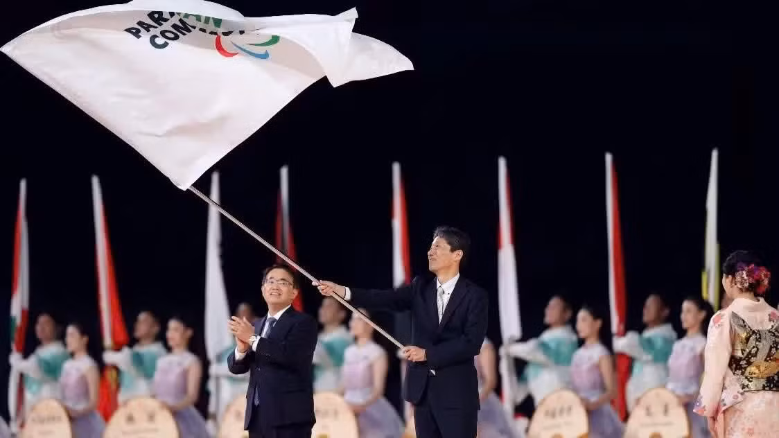Nghi thức chuyển giao cờ của Ủy ban Paralympic châu Á. (Ảnh: Ban tổ chức)