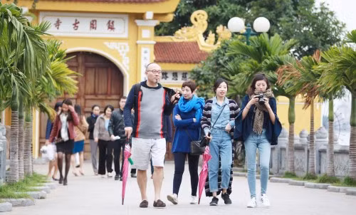 Khách du lịch Trung Quốc tham quan Hà Nội.