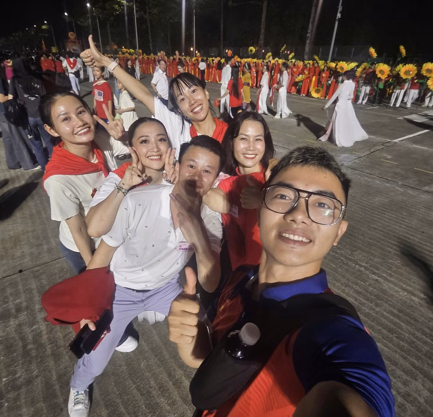 ...và nhiều nghệ sỹ nổi tiếng khác thuộc khối diễu hành văn hóa - thể thao.