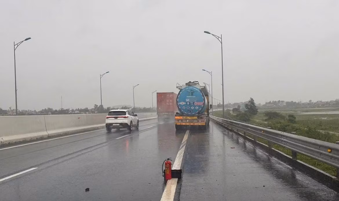 Tài xế dùng bình cứu hoả cảnh báo xe gặp sự cố. (Ảnh: Cục CSGT)