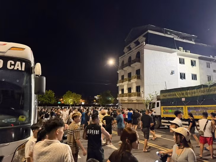 Rất đông người dân tập trung tại khu vực xung quanh nhà Hải Sapa TV - Ảnh: Người dân cung cấp