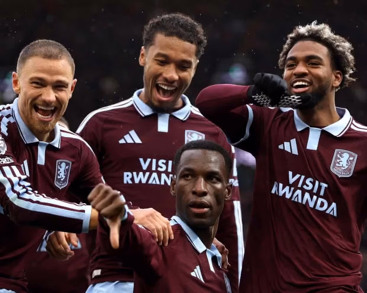 Nicolas Jackson là người hùng của Aston Villa với cú đúp nhấn chìm Man City.