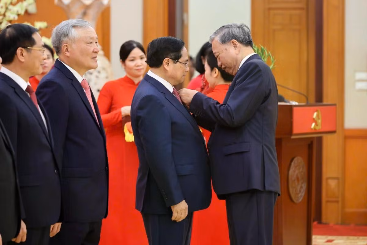 Tổng Bí thư Tô Lâm trao Huân chương Quân công hạng nhất và trao Huy hiệu 40 năm tuổi Đảng tặng đồng chí Phạm Minh Chính, Ủy viên Bộ Chính trị khoá XIII, Thủ tướng Chính phủ.