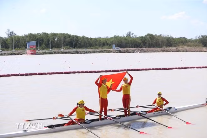 Bùi Thị Thu Hiền, Nguyễn Văn Giang, Đinh Thị Hảo, Phạm Thị Huệ về nhất chung kết thuyền bốn nữ, giành HCV.