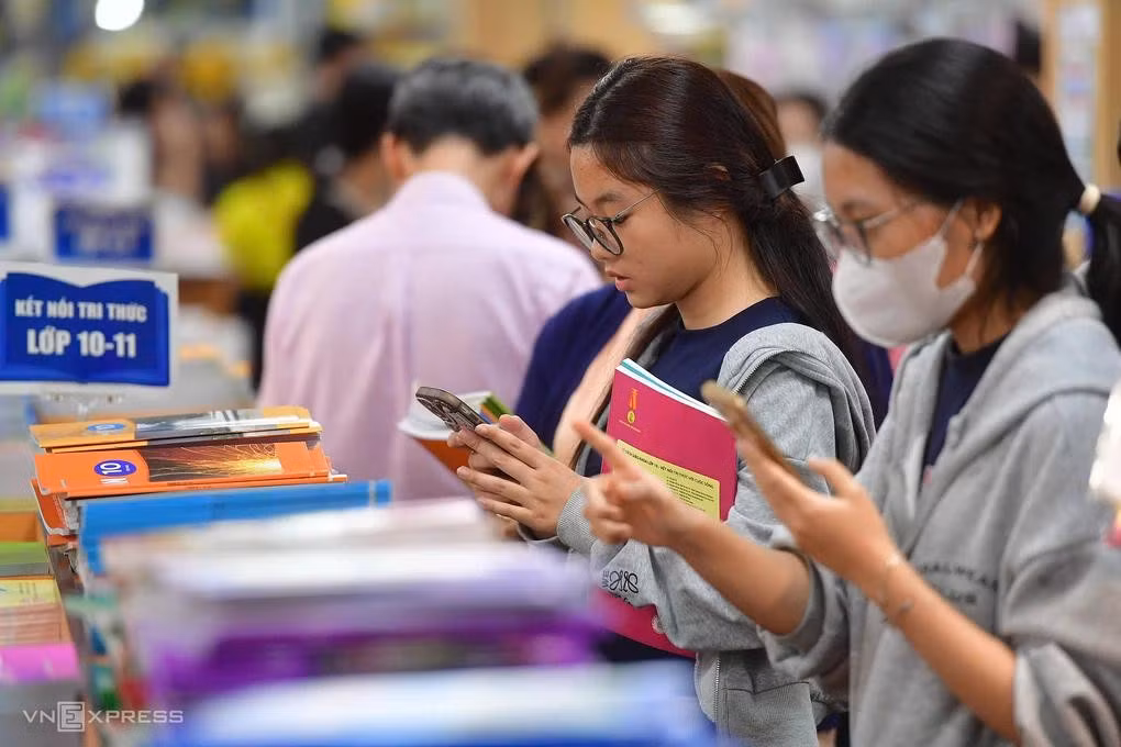 Phụ huynh, học sinh tại Nhà sách và Thiết bị Trường học Nguyễn Tri Phương, TP HCM, chiều 19/8. Ảnh: Thanh Tùng