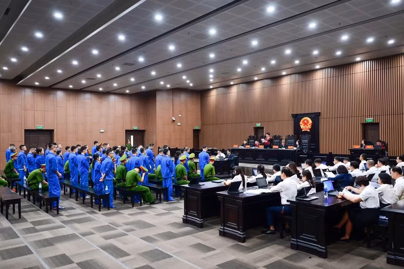 Các bị cáo đứng nghe cáo trạng.