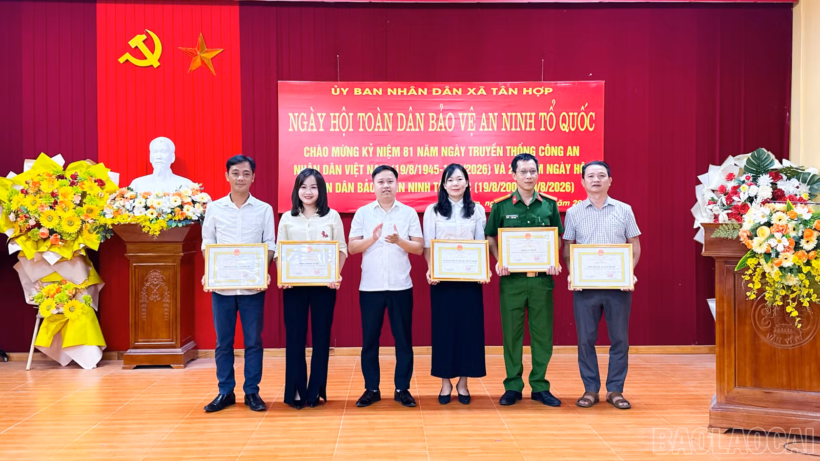 UBND xã Tân Hợp khen thưởng các tập thể và cá nhân có thành tích xuất sắc trong phong trào toàn dân bảo vệ an ninh Tổ quốc.