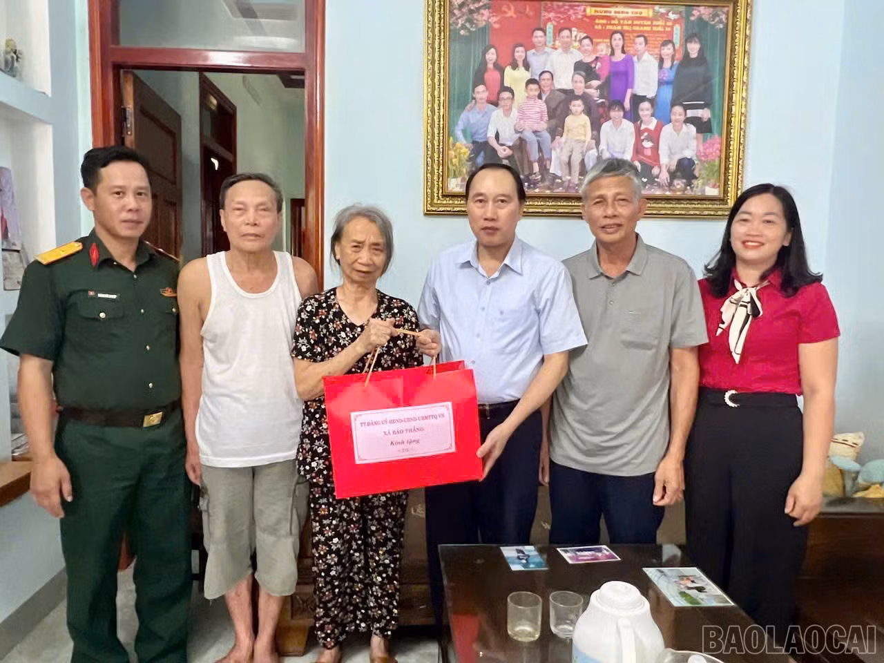 Các đồng chí lãnh đạo xã Bảo Thắng thăm, tặng quà gia đình chính sách, người có công trên địa bàn.