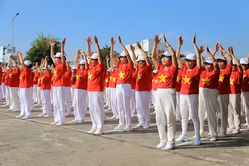Hàng trăm người cao tuổi tham gia đồng diễn dân vũ tại ngày hội.