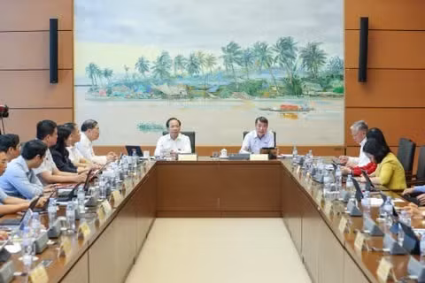 Phiên thảo luận ở tổ chiều 18/10. Ảnh: Như Ý.